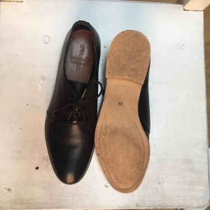  - Bianco-skor, använda några gånger. Lite slitna vid klacken på hälen annars hela och rena!   150 plus frakt 