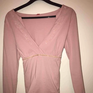  - Rosa v-ringad topp från esprit med snörning där bak i strl S. Köparen står för frakt ✨