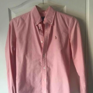  - Så fin skjorta från Ralph Lauren , som ny! Anv endast en gång då den sitter för tight på mig....