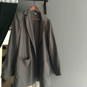  - Tunn grå kavaj från BikBok. Perfekt till våren!! Jätteskön men tyvärr för liten för mig! Frakt ingår🌼