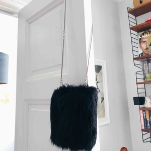  - Lurvig väska från Carin Wester. Skickas mot frakt eller möts upp i centrala Stockholm.