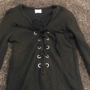  - En ribbad tröja! öparen betalar frakten :) betalas med swish