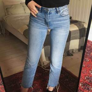 Jättefina ankellånga jeans med slitningar längst ned från stradivarius.  Bra skick då dem är helt oanvända. 💓 kan mötas upp i Karlstad eller skicka på posten, frakt tillkommer:))