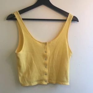  - Oanvänd top ! Perfekt till sommaren !! Stretchig !  Passar en M/L 