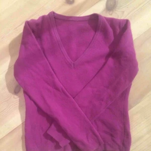  - Jette söt lila ylletröja, knappt använd så e i bra skick
