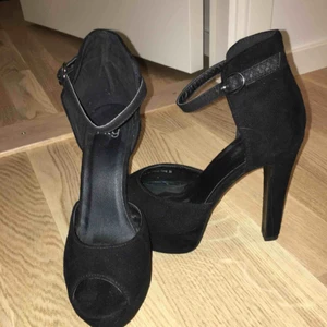  - Helt oanvända klackskor från Nelly. Kommer aldrig att använda dessa så därför säljer jag dom. Frakten ingår i priset