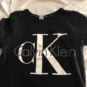 Calvin Klein T-shirt, använd max 10 gånger, jätte fint skick. Köpt för 500kr. Upplagd på fler sidor