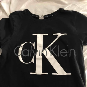  - Calvin Klein T-shirt, använd max 10 gånger, jätte fint skick. Köpt för 500kr. Upplagd på fler sidor