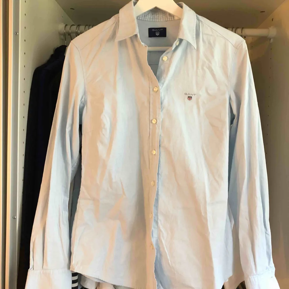 Säljer min Gant skjorta eftersom att det inte kommer till användning.  Köpte den på Gant affären på Frölunda Torg för ca 2-3 år sedan för 1000kr. den är använd max 3 gånger, priset kan diskuteras, kan mötas upp i Göteborg annars får köper stå för frakten.. Skjortor.