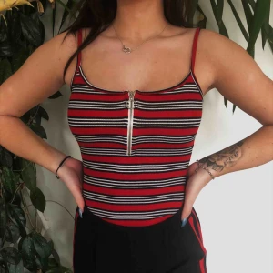  - Aldrig använd röd, vit och blå randig boddy. Skit fin men är tyvärr för stor för mig💔