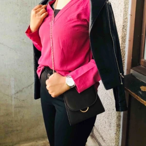  - den är helt ny blus och storlek M. Men passar S också om man vill ha som bilden.  Fraktar ej  Taggar: blis kofta top rösa vero moda bikbok h&m kappahl zara salt nelly tröja blus t-shirt ginatricot