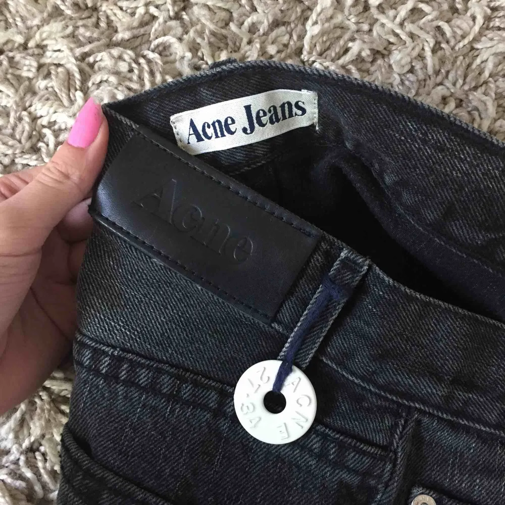 Jeansshorts från acne jeans, i fint skick.  De har en vit detalj i porslin hängande och lädermärke där bak.  Storlek Xs/s, om du är osäker på storleken kan jag skicka mått☺️ Frakt: 36 kr . Shorts.