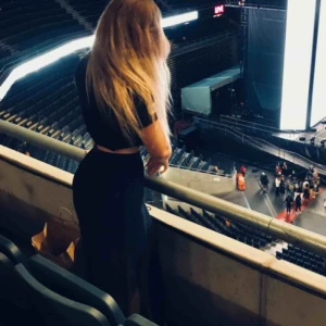  - Svart kjol med längre mesh överkjol 👗 ✨ Slits på sidan ✨ Perfekt för konsert / festivaler !! Tyvärr väldigt svår att fånga på bild!! DM:a vid intresse så kan jag skicka mer bilder!😅 (Nypris 149kr)