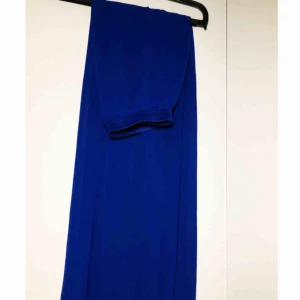  - Toppen skick! En lång mörkblå kjol som knappt är använd tyvärr! Fler bilder kan alltid efterfrågas. Storleken är 36, men skulle säga att den passar både S och XS! 