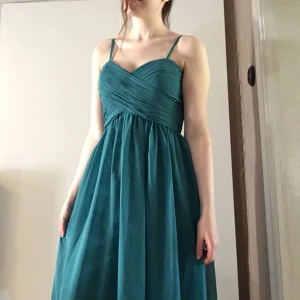  - Oanvänd bal/festklänning (nypris 600). Möts upp i Örebro (eller Katrineholm där jag är med jämna mellanrum) eller skickas men då står köparen för frakt.