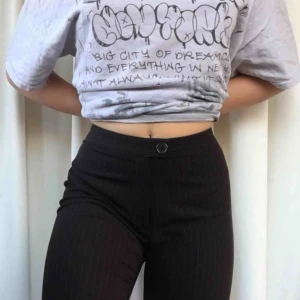  - Såå fina kostymbyxor köpta på 2hand. Bruna med vita sträck och i jättefin kvalité. Raka i benen. Långa på mig som är 160 cm. Köparen står för frakt💞💞