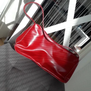  - Stilren röd retrobag! Lite glossy läckert material♥️ FRI FRAKT 