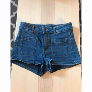  - Mörkblå jeansshorts. Hämtas i Kalmar eller skickas om köparen står för frakten. 