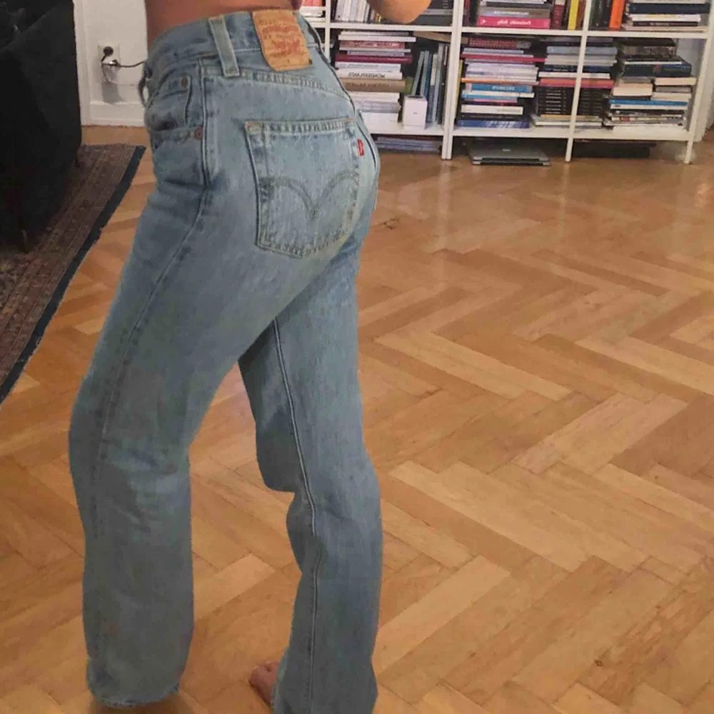 Levis jeans, rak modell, köptes för 800kr, tror dem var second hand när jag köpte dem, men i väldigt bra skick, vilket dem fortfarande är! Är 167. Egentligen är dem i storlek 29:34, men i vanliga fall har jag storlek 26, och dem är lite stora! . Jeans & Byxor.