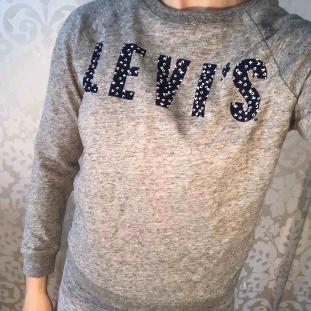 Levis sweatshirt med tryck. För liten för mig tyvärr. Fri frakt.. Tröjor & Koftor.