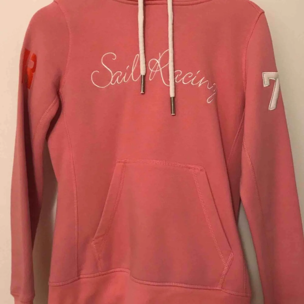 Sail Racing hoodie. Storlek medium, passar S.. Hoodies.