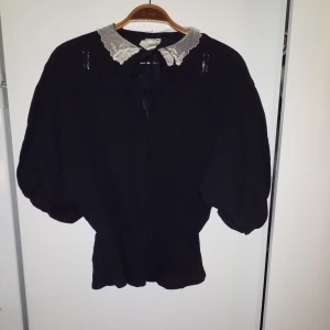  - Jättefin vintageblus med resår i nederdel och snörning i halsen