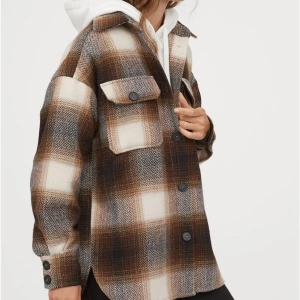  - Den eftertraktade helt slutsålda perfekta höstjackan från h&m trend! Strl S/M, sitter snyggt oversize. Använd typ 3 gånger så i superfint skick. Tar bud 💖  Högsta budet just nu: 600 kr