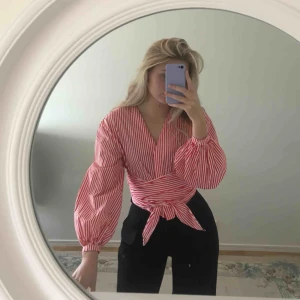  - Blus med knytning från H&M! Passar mig som vanligtvis har S/36, kan knytas på flera olika sätt. Frakt tillkommer🎀