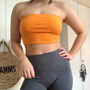 En croptop I orange färg som aldrig är använd! Helt ny! Mjukt material! 