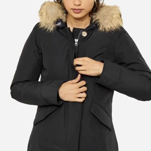  - Woolrich, marinblå arctic parks. Inget slitage. Storlek: XS