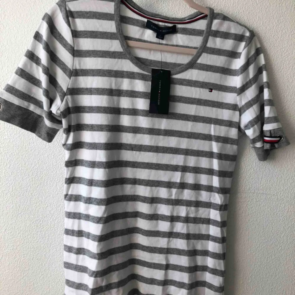 Helt nya Tommy Hilfiger tröja köpt från macys i USA under sommaren men gömdes i garderoben, ordinariepris: 420kr   Kan fraktas (36kr) eller mötas i Malmö . T-shirts.