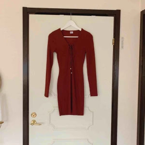  - Skit snygg klänning, i bra material som framhäver kurvor väldigt fint! Perfekt klänning för höst/vinter.  Använt endast 1 gång, i väldigt bra skick! Frakt tillkommer 