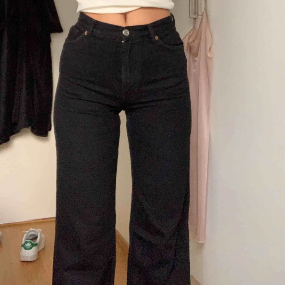 Svarta jeans från Monki i modellen Yoko. Rak passform på benet. Väldigt snygga och användbara. Säljer pga för små för mig. Frakt tillkommer!. Jeans & Byxor.
