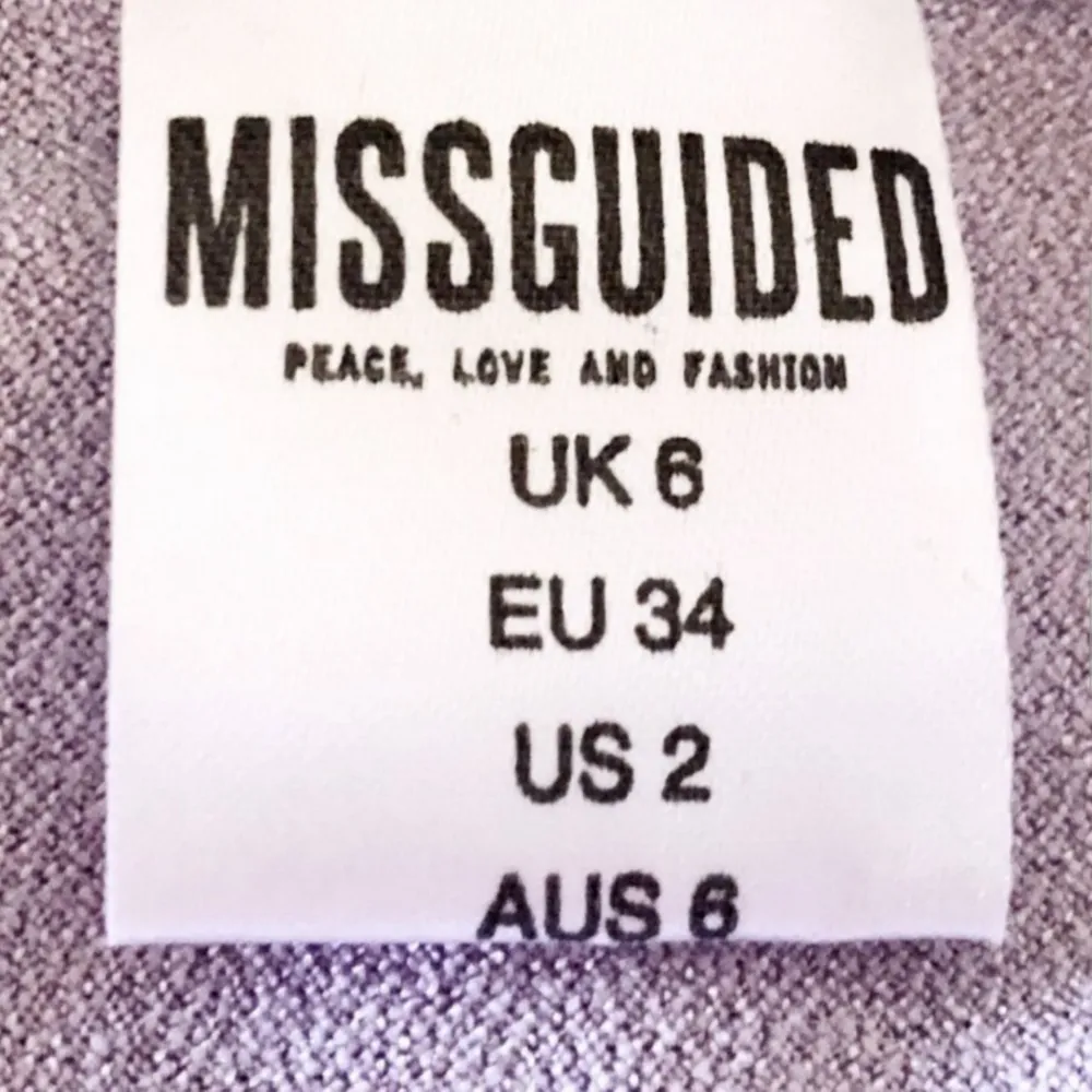 Färg: ljuslila Strl: 34 (UK:6)  Snygg klänning från Missguided. Skimmer i tyget. Omlott framtill. Resor i midjan. Stretch-material. Långärmad. Knälång. Använd vid ett tillfälle, dvs Mycket gott skick, SOM NY!!  Kommer ej till användning och stor garderobsrensning pågår! 150 kr inkl frakt.. Klänningar.