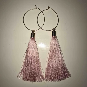 - Ett par söt rosa örhängen! Har används runt tre gånger och desinficerar de innan postningen (frakt ingår i priset)🥰