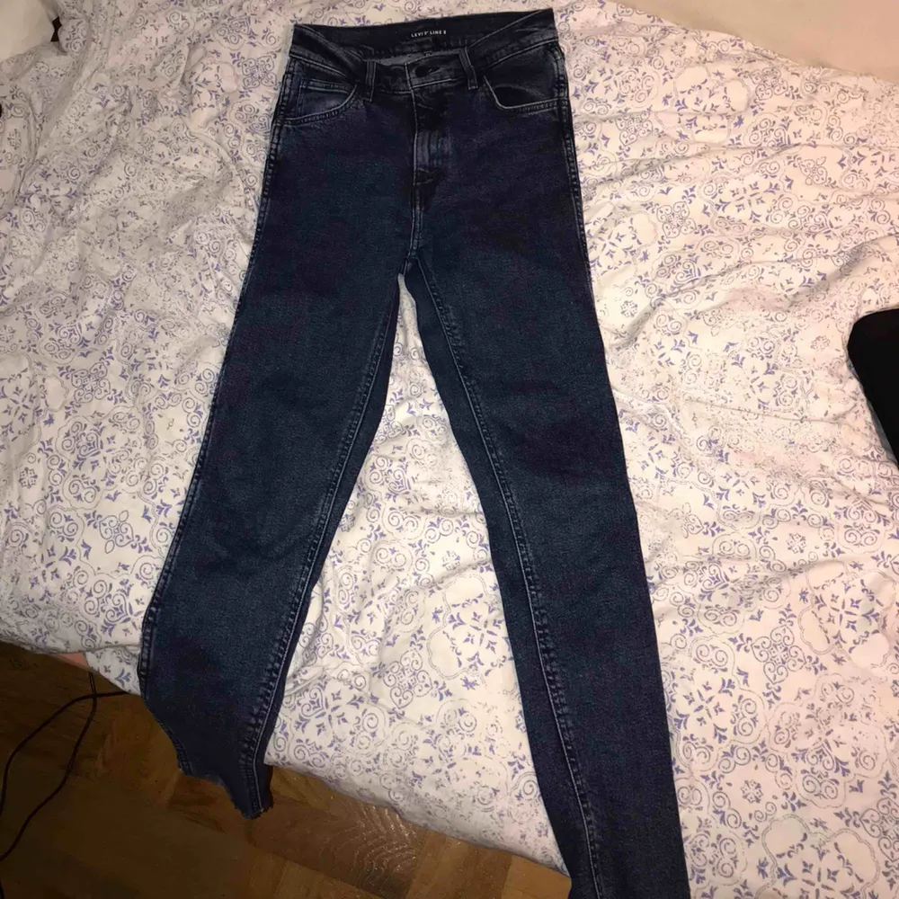 Levi’s jeans, line 8. Knappt använda pga för liten storlek. Högmidjade och avklippta vid anklarna, utöver det är dem i normal fit. Kan frakta (köparen står för frakten) eller mötas i Flen/Eskilstuna🌸. Jeans & Byxor.