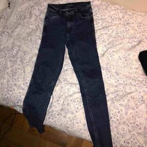 Levi’s jeans, line 8. Knappt använda pga för liten storlek. Högmidjade och avklippta vid anklarna, utöver det är dem i normal fit. Kan frakta (köparen står för frakten) eller mötas i Flen/Eskilstuna🌸