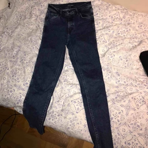  - Levi’s jeans, line 8. Knappt använda pga för liten storlek. Högmidjade och avklippta vid anklarna, utöver det är dem i normal fit. Kan frakta (köparen står för frakten) eller mötas i Flen/Eskilstuna🌸