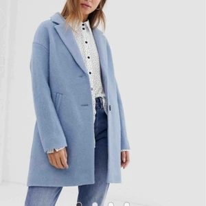  - Säljer min kappa som är köpt från asos. Slutsåld på hemsidan köpt för 550kr. Sparsamt använd. Kan posta men frakten blir då 50kr😇