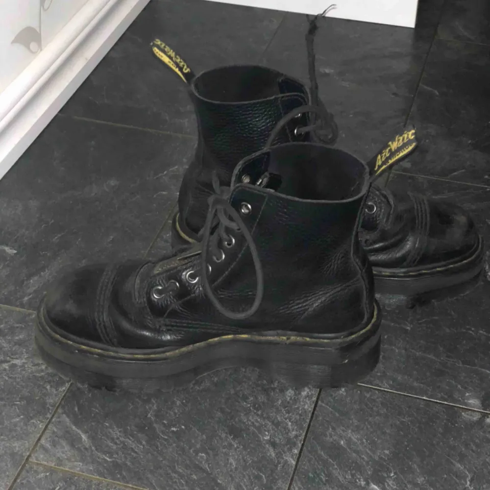 Äkta Dr. martens med platåsula, köpta på asos.com för ca 2000kr vintern år 2018. De är i gott skick även fast de är väl använda. Skosnörena är slitna men de går att byta ut! Frakt ingår🌸 Kan tänka mig att sänka priset vid snabb affär!. Skor.