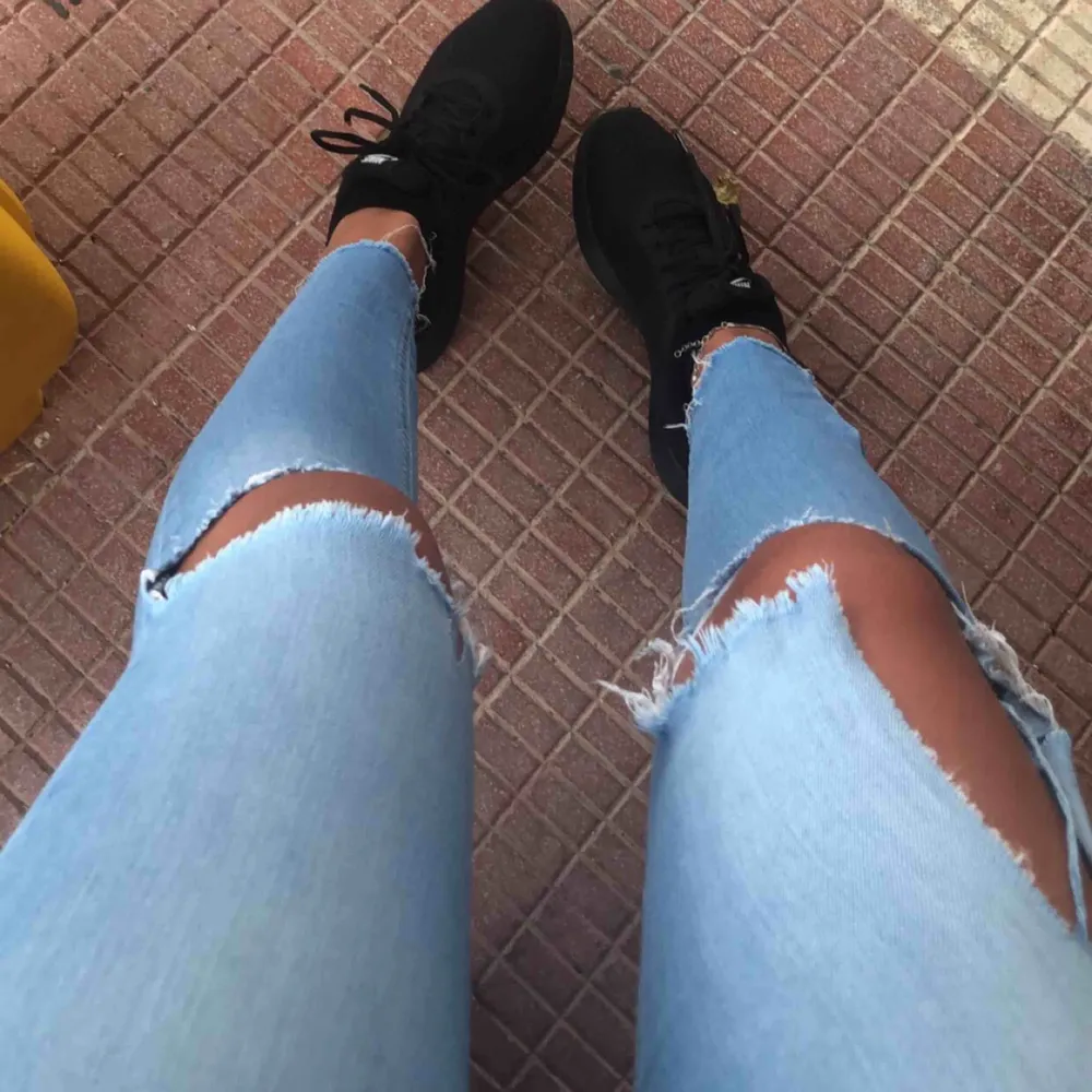 Snygga blå jeans med en del slitningar på ( plagget ska se ut så) skit snygga enligt mig men tyvärr för små. Jeans & Byxor.