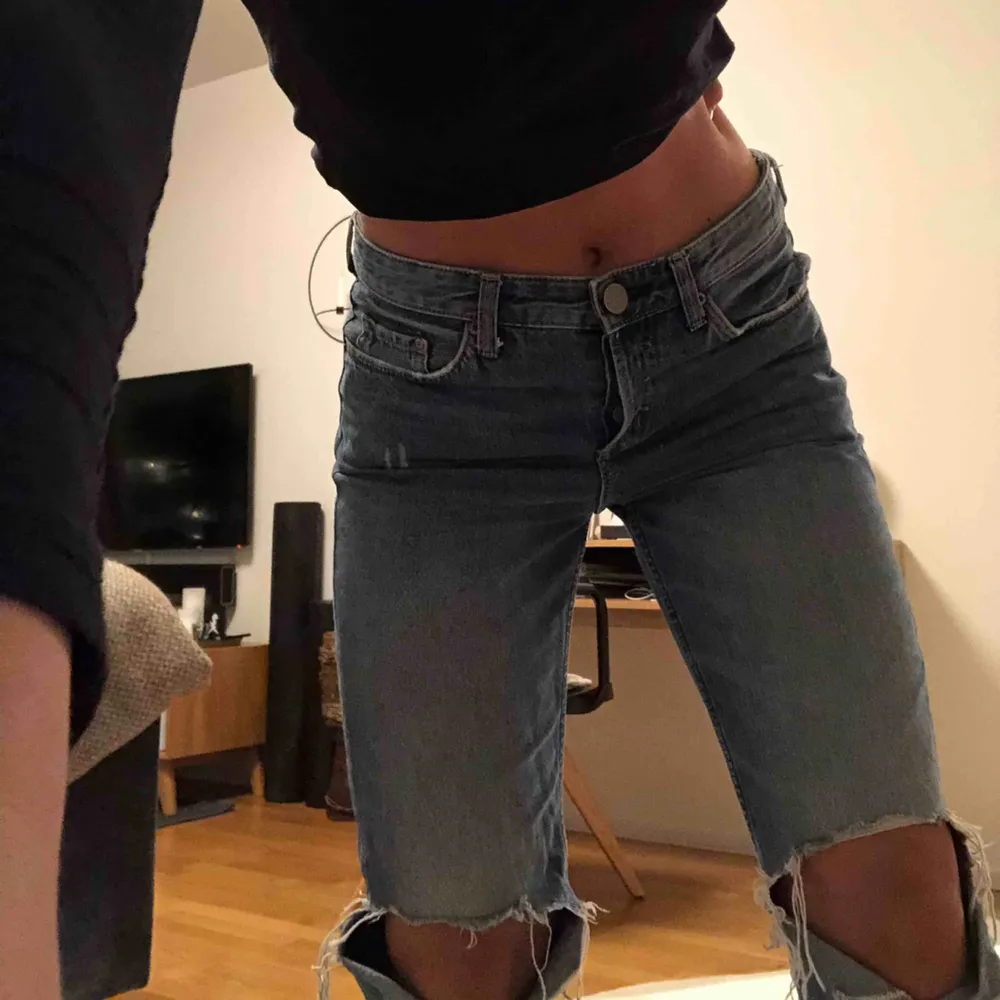 ”Boyfriend jeans” från h&m med ganska stora hål på knäna. Sitter skitbra och är lite lågmidjade i modellen. Passar mig som är 36-38. Lite urtvättad jeans färg vilket är skitsnyggt. Kan mötas i Göteborg annars står köparen för frakt<3. Jeans & Byxor.