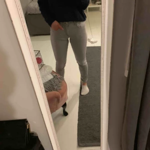  - Fina enkla grå jeans från HM i storlek 164, men passar xs-s. 