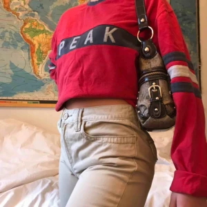  - Säljer nu motvilligt min vintage peak performance tröja!! Den är verkligen så fin och i så bra skick!! Köpt på beyond retro! Det är storlek L men skulle säga att den passar S till M också beroende på passform. Möts gärna upp i Stockholm vid intresse💖 