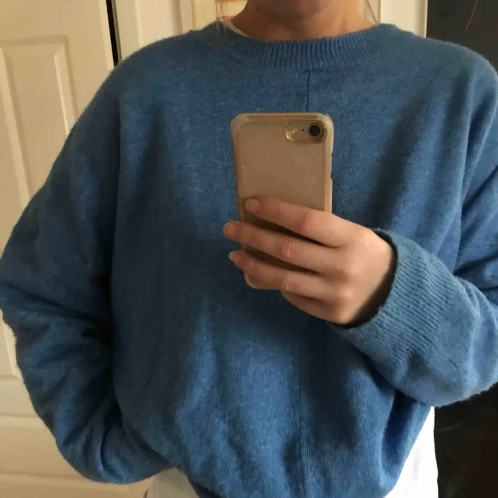 Blå stickad tröja från Weekday, jag är normalt en storlek XS/S men köpte tröjan i M för att få en lite mer oversized look. Köpt i somras, och mycket sparsamt använd då jag har för mycket kläder. Stickat.