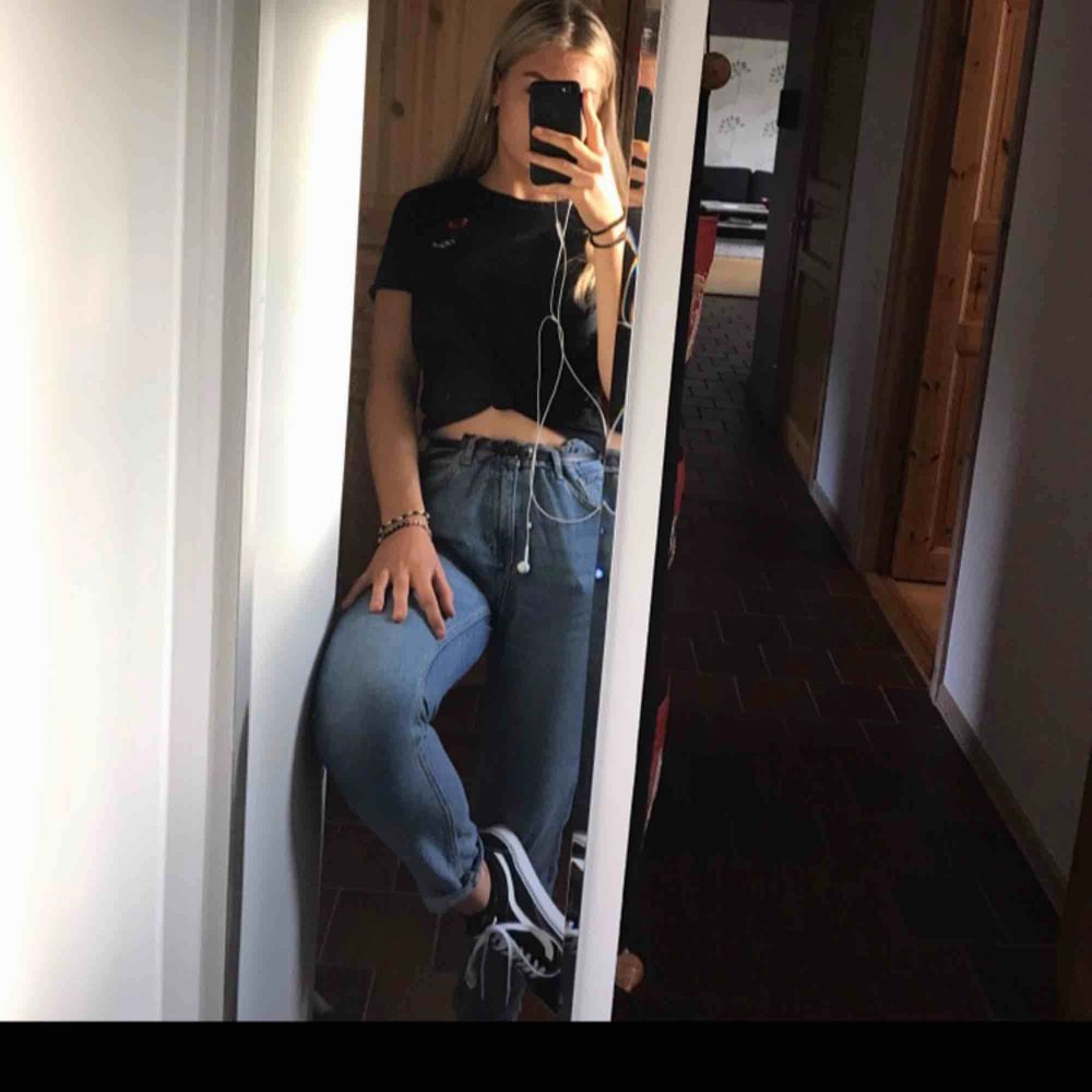Mom-jeans från bikbok. Använda | Plick Second Hand