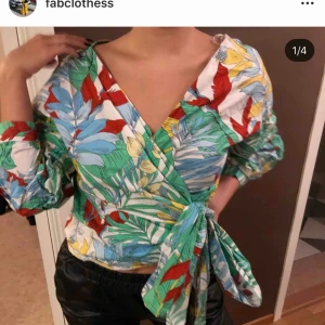  - Färgglad blus, använd max 2 gånger, jätte bra skick!  