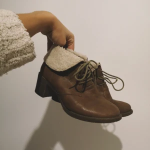  - Bruna höstskor med ludd och klack. Supersköna! Storlek 36. Inget att anmärka på!   Tänker mig 200 kr. Frakten blir 63 för Spårbar (skicka lätt). Kan även hämtas i Malmö.