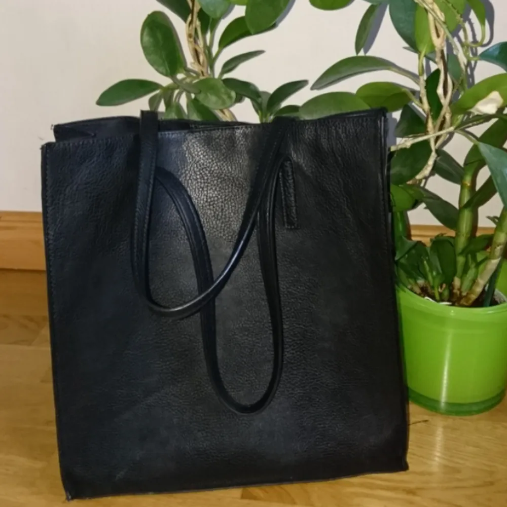 Snygg svart väska som är i läderimitation. Den går att stänga med hjälp av en magnetiskt knapp och har ett material som ska likna mocka innuti väskan. Har en söndrig söm som går att laga med lite syskills och därav det låga priset. Frakt tillkommer kan även mötas upp i Lund eller Malmö ✨. Väskor.
