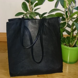  - Snygg svart väska som är i läderimitation. Den går att stänga med hjälp av en magnetiskt knapp och har ett material som ska likna mocka innuti väskan. Har en söndrig söm som går att laga med lite syskills och därav det låga priset. Frakt tillkommer kan även mötas upp i Lund eller Malmö ✨